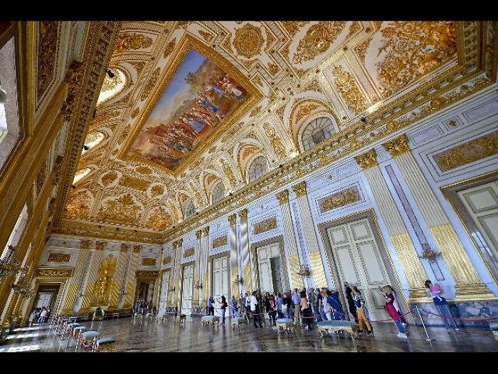 A cavalcioni su leone Reggia, polemica