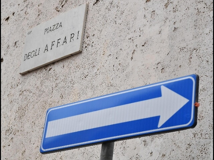 Borsa: Milano riduce calo, cala spread