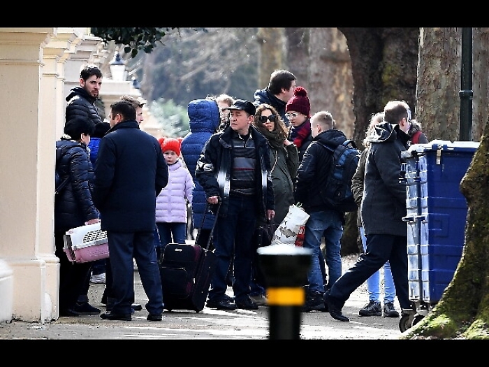 Diplomatici russi lasciano Londra