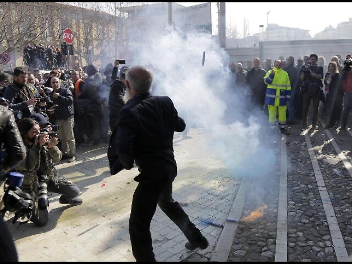 Scontri Tirana, polizia usa lacrimogeni
