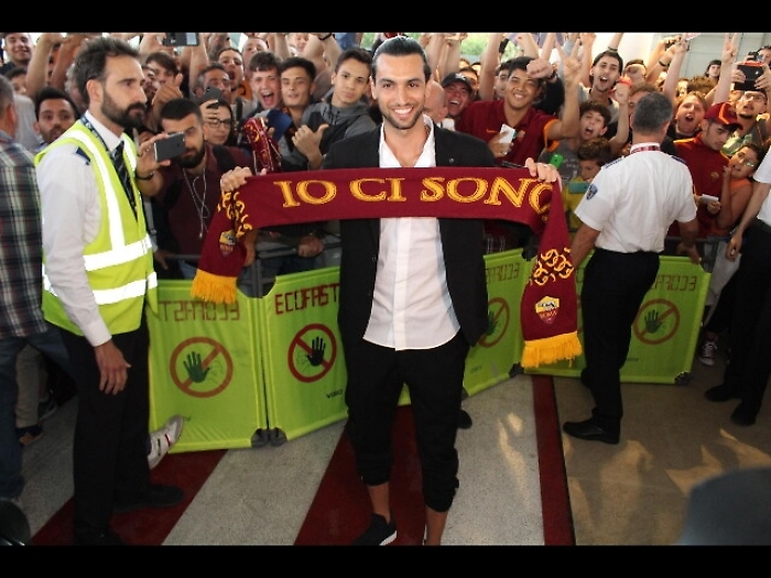 Cori da stadio a Ciampino per Pastore