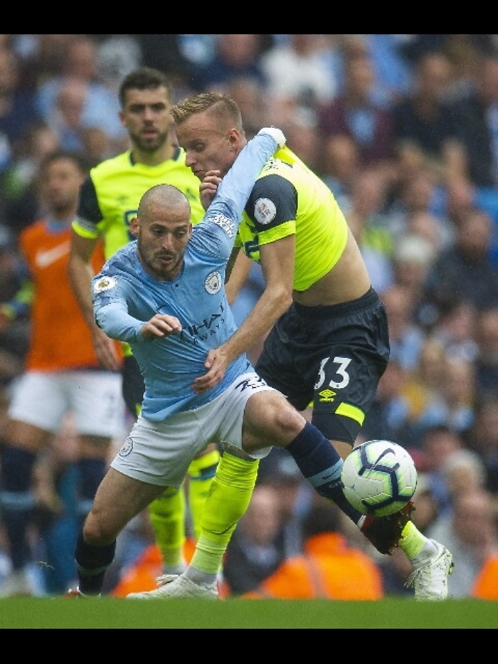 City dilaga, David Silva festeggia