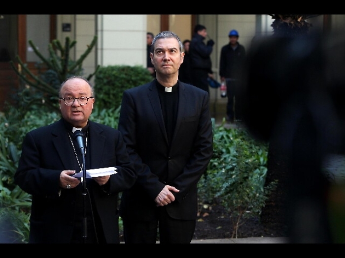 Pedofilia: Cile, perquisite due diocesi