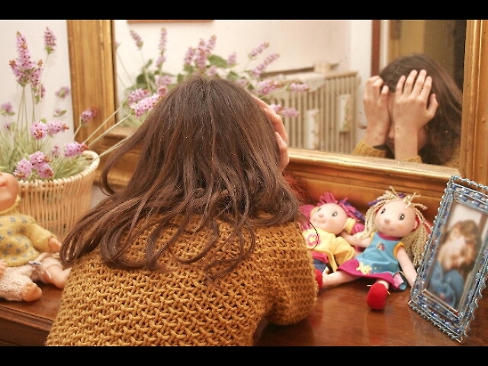 Gira in casa film hard, le tolgono figli