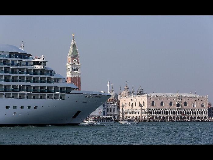 Grandi navi: incontro transitorio