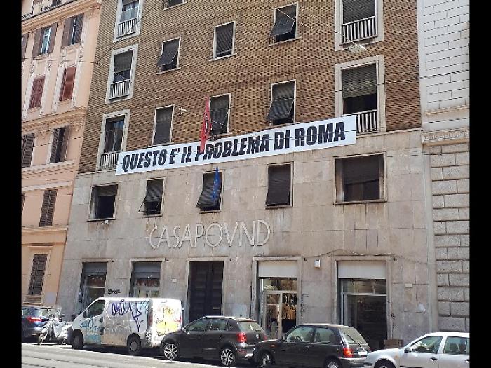 Casapound, attivisti rimuovono scritta