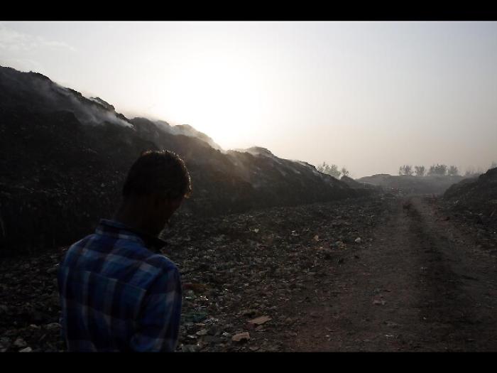 Montagna rifiuti pi&ugrave; alta del Taj Mahal