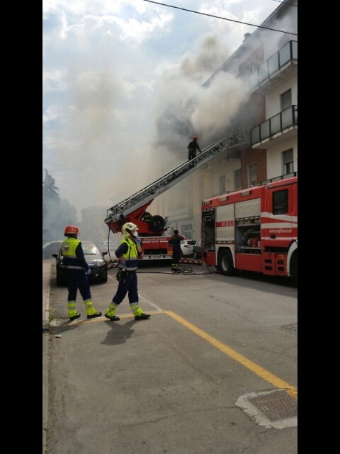 Incendio in abitazione, 8 intossicati