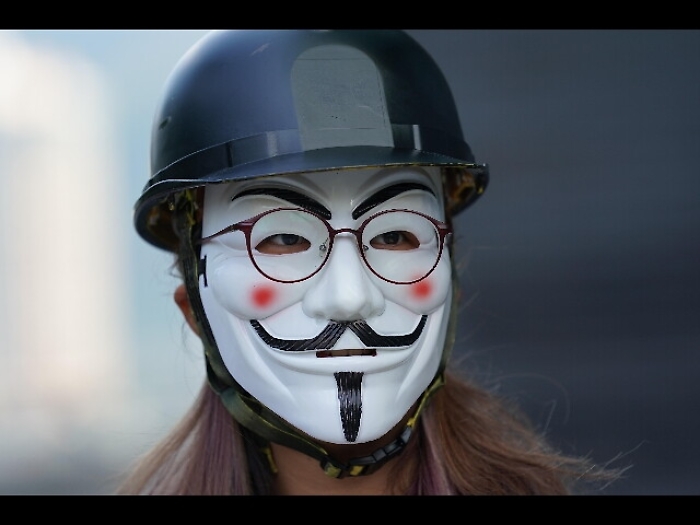 Hong Kong vieter&agrave; le maschere ai cortei