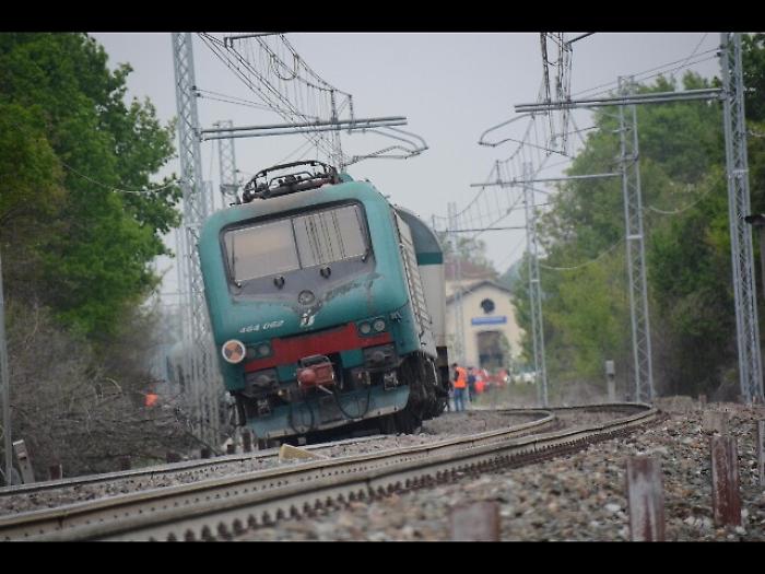 Gru urta treno, Torino-Savona interrotta
