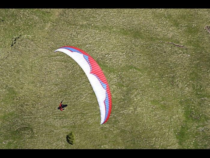 Precipita col parapendio, muore