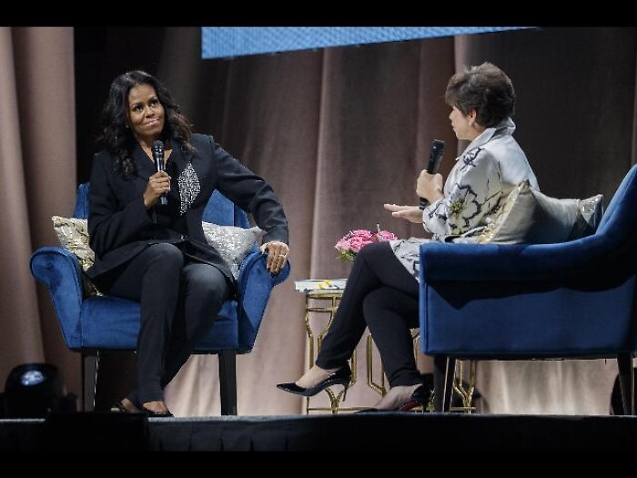 Michelle presenta libro,a sorpresa Obama