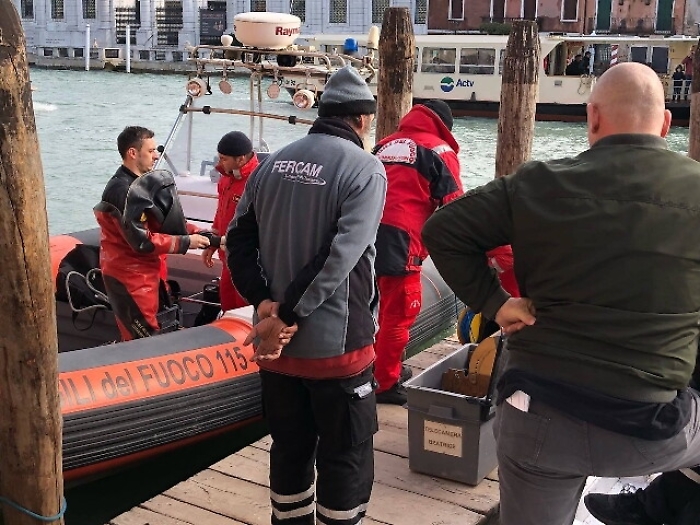 Cassa con scheletro cade in Canal Grande