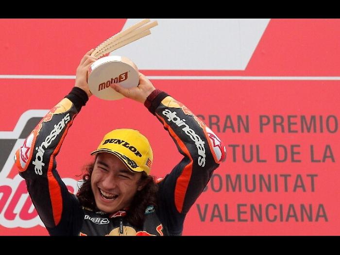 Moto3, a Valencia vince il 15enne Oncu