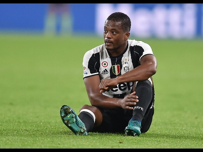 Evra denunciato per insulti omofobi