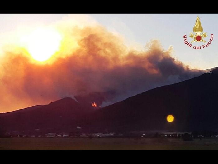Incendi: Vicopisano, rogo circoscritto