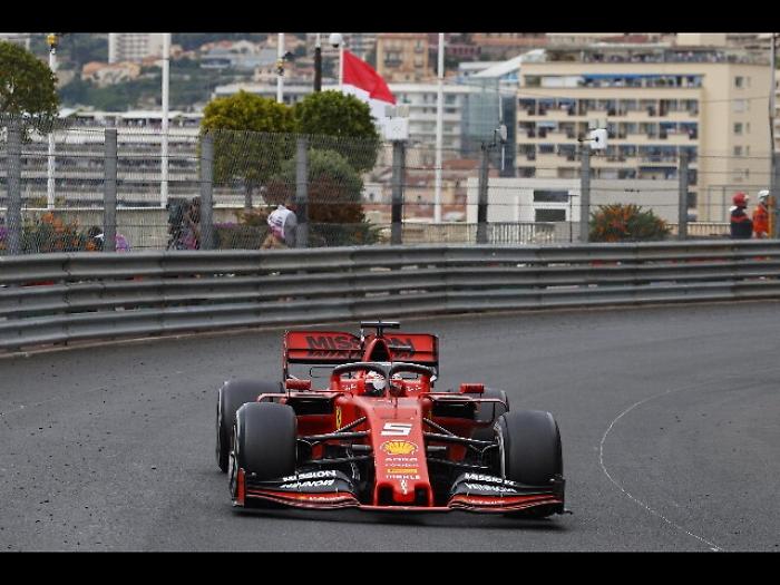 Vettel "non mi fermo, mi diverto molto"