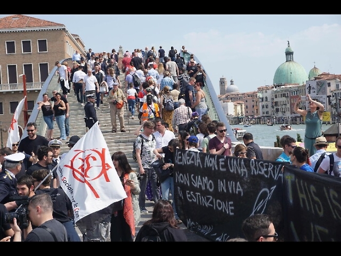Venezia, no Global rimuovono tornello
