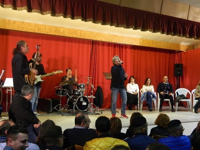 Fausto Leali canta nel carcere di Foggia