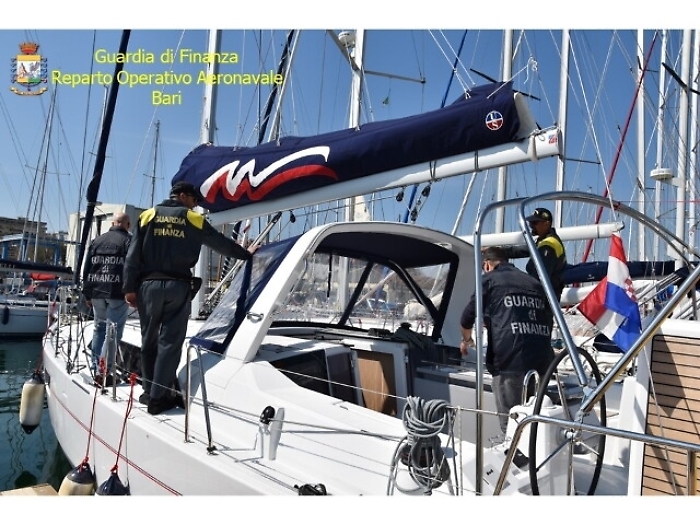 Velieri acquistati evadendo Iva, sigilli