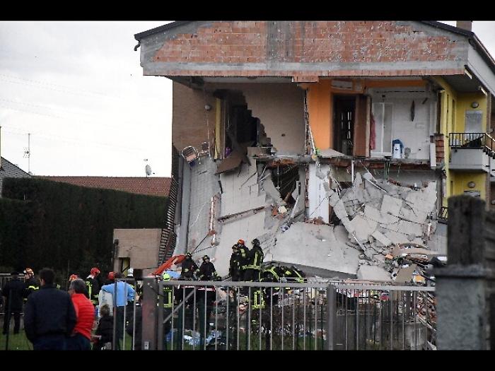 Palazzina crollata, folla a funerale