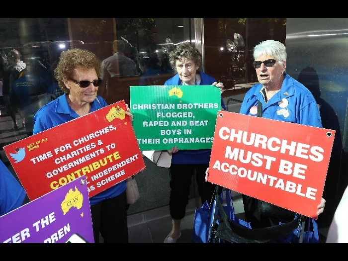 Pedofilia, padre vittima Pell fa causa