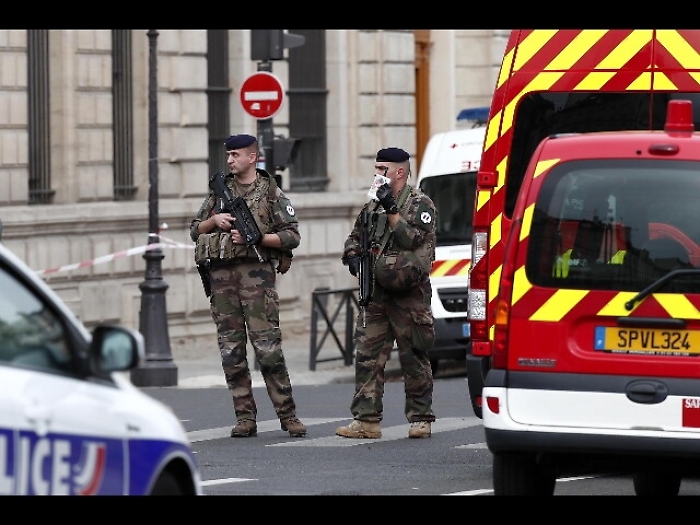 Parigi, morti l'aggressore e un agente