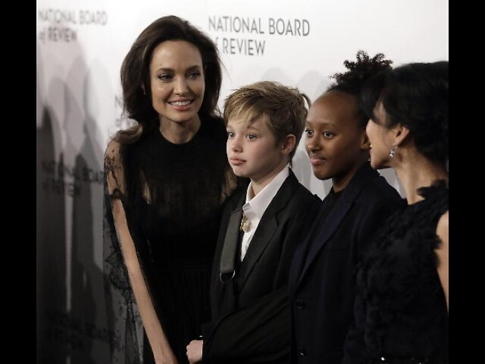 Jolie deve far vedere i figli a Pitt