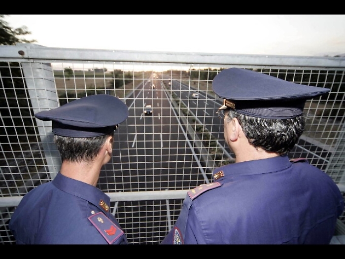 Sassi da cavalcavia, centrata un'auto