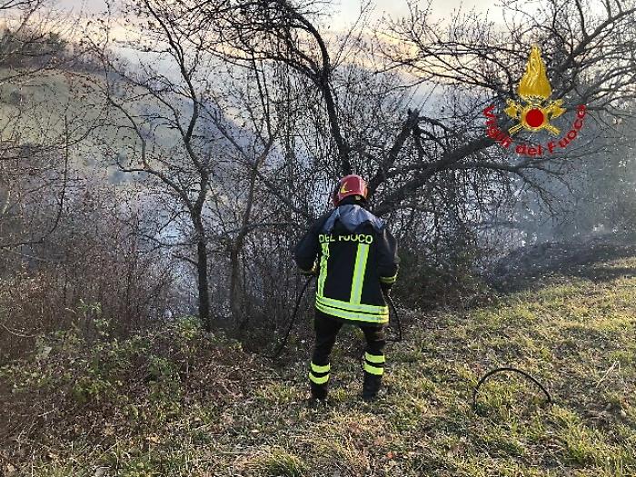 Fiamme in canneto Roma, trovato cadavere