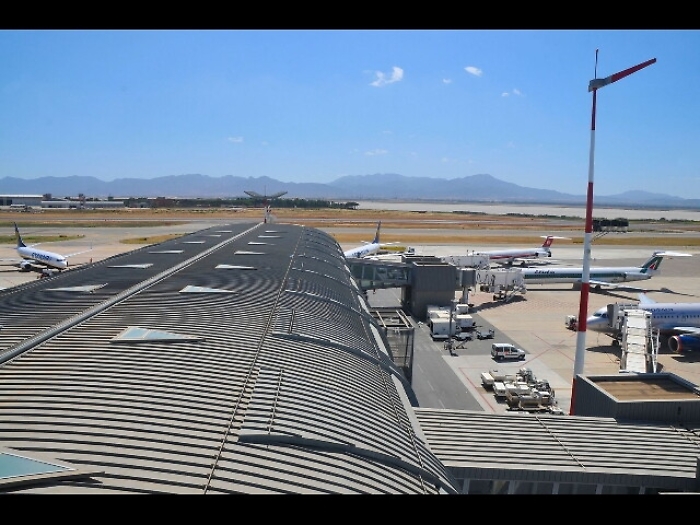 Aereo bloccato in pista a Cagliari
