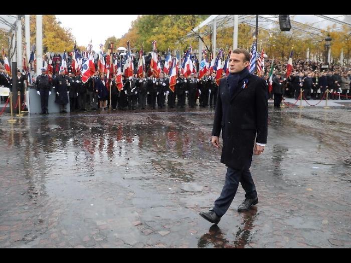 La popolarit&agrave; di Macron precipita al 25%