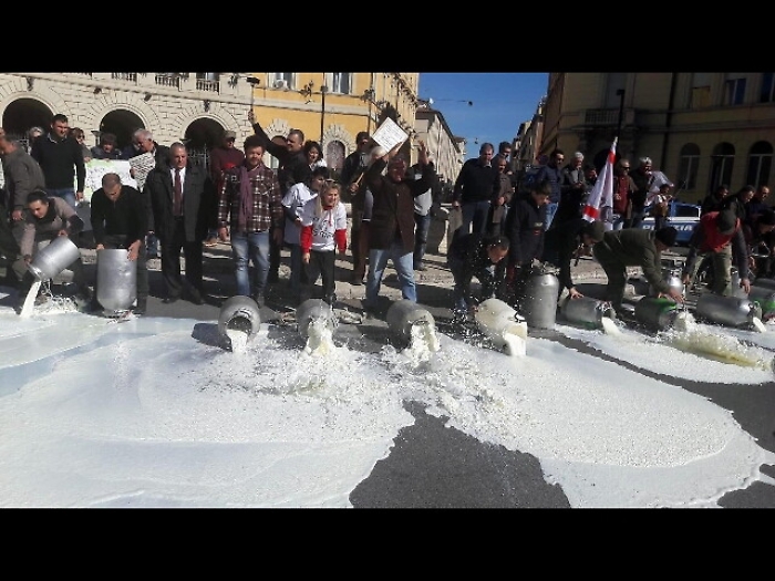 Latte: assalto armato ad autocisterna