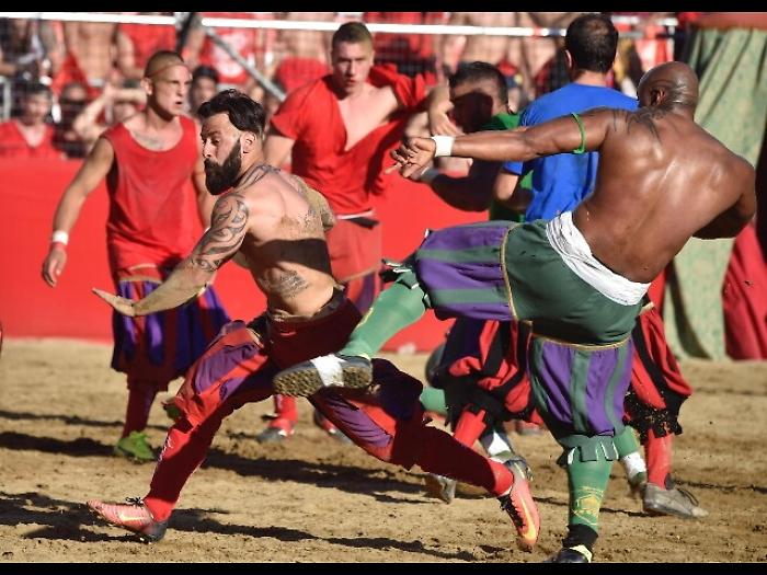 Calcio storico fiorentino, vincono Rossi