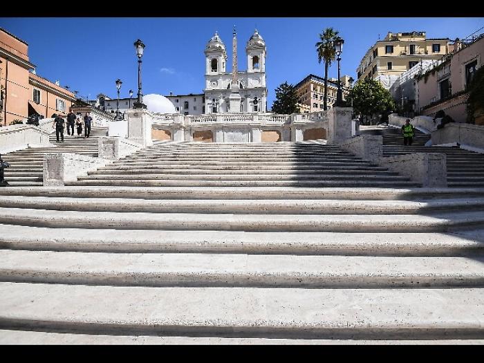 Divieto di sedersi a Trinit&agrave; dei Monti