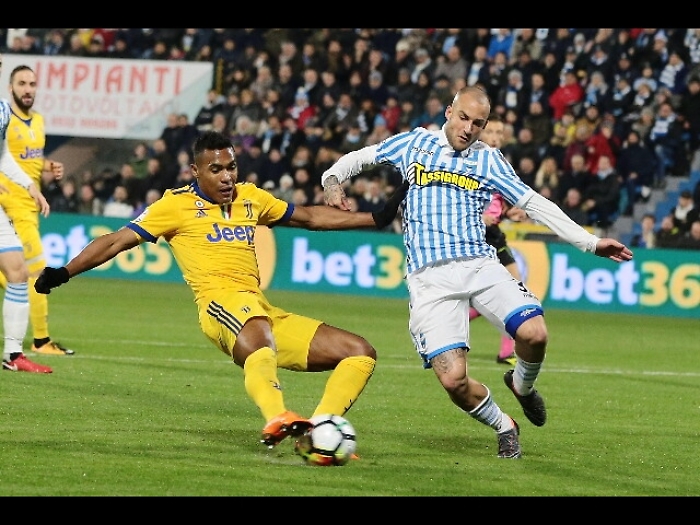 Si ferma Alex Sandro, problemi a coscia