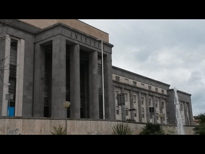 Bidella accusata di pedofilia si uccide