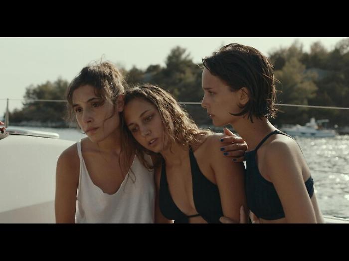 Likemeback, amiche e ossessione social