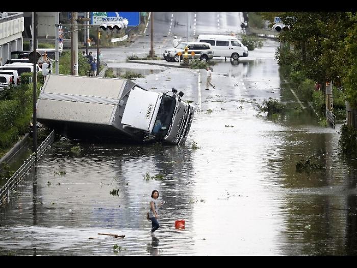 Giappone, tifone Jebi provoca 11 morti