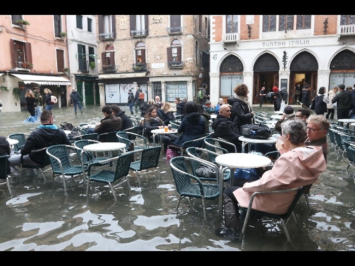 Venezia: acqua alta a 107cm