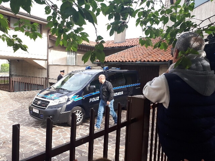 Solo parenti a funerale mamma Bossetti