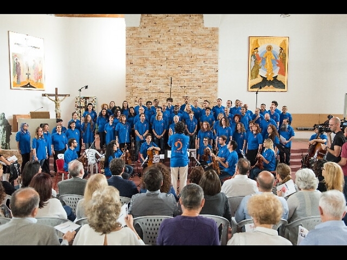 Il Coro Papageno canta fuori dal Carcere