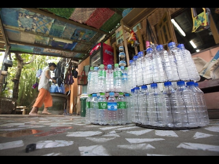 Costa, battaglia a bottiglie plastica