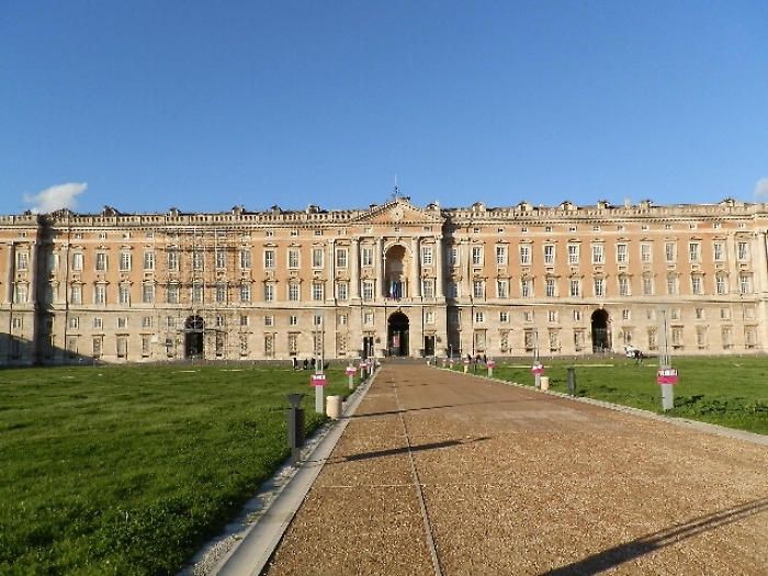 Matrimonio in Reggia, polemiche e ironie