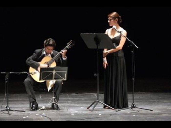 Musica e poesia su palco galleggiante