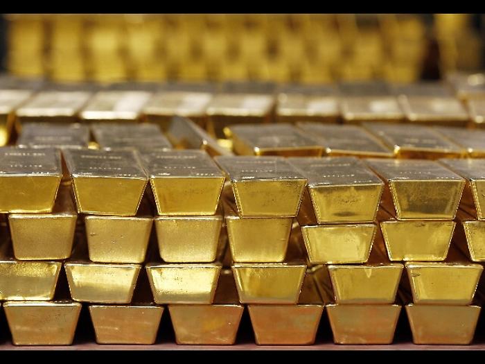 Oro: in lieve rialzo a 1.327 dollari