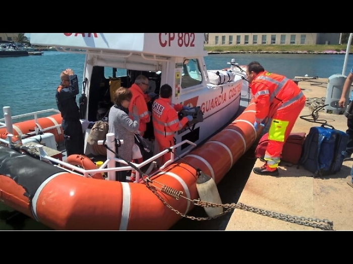 Malore su traghetto, 78enne soccorso