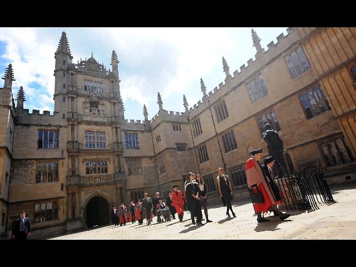 Oxford e Cambridge care, meno iscritti