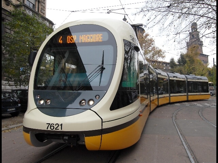 Autobus sperona tram che deraglia,feriti