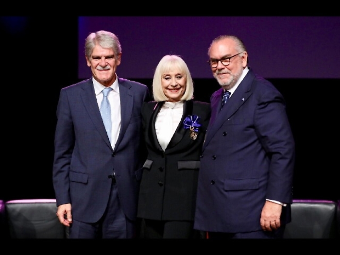 Carr&agrave;, l'ombelico scoperto segno libert&agrave;